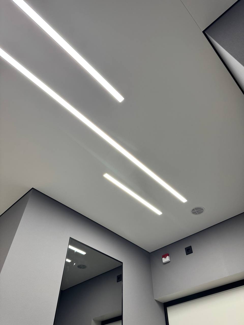 Световые линии в коридоре